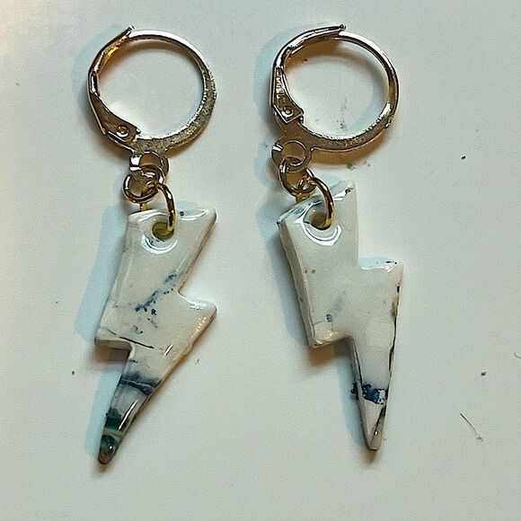 NEW White Faux Stone Swirl Lightning Bolt Polymer Clay Dangle Earrings - Picture 1 of 2